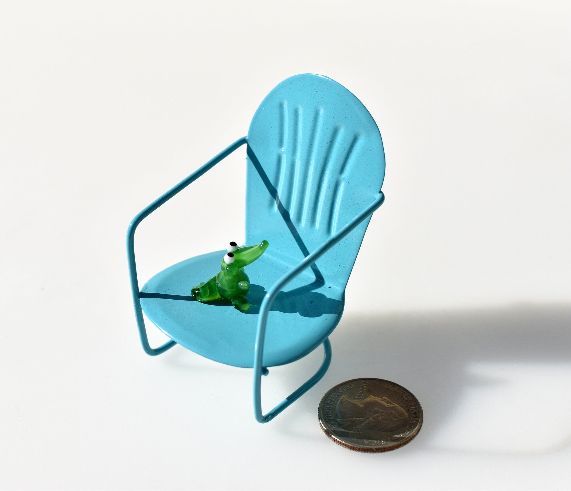 Mini Glass Alligator Figurine: Hand-Blown Collectible Desk Decor