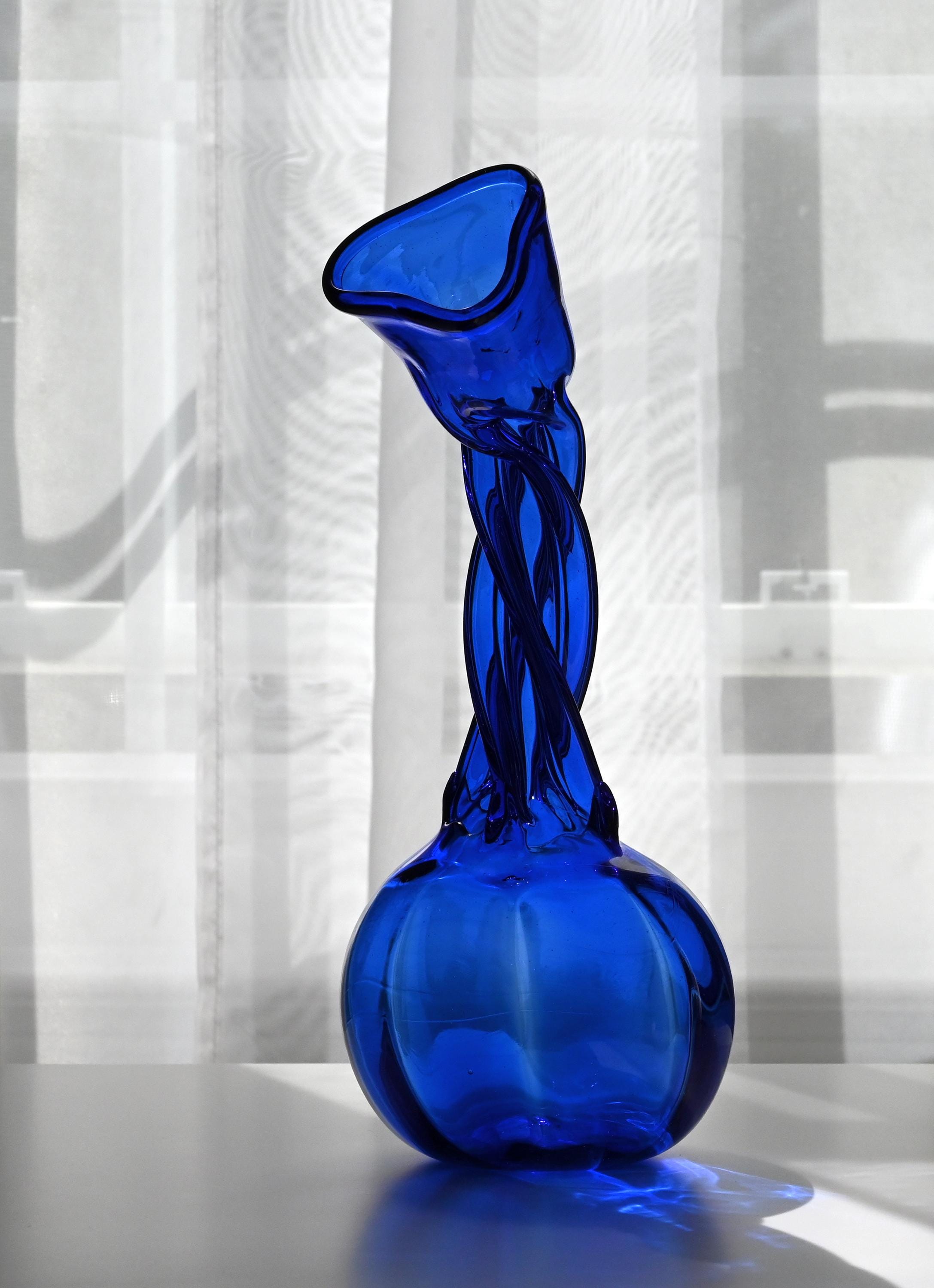 Central Piece Handblown Cobalt Art Glass Blue Vase: Elegant Twisted Design.