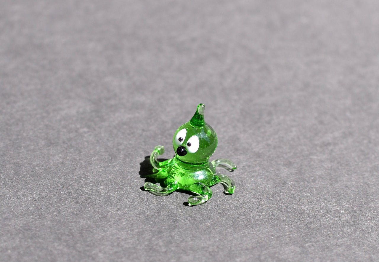 Mini Green Glass Octopus Figurine: Handmade Ocean Keepsake