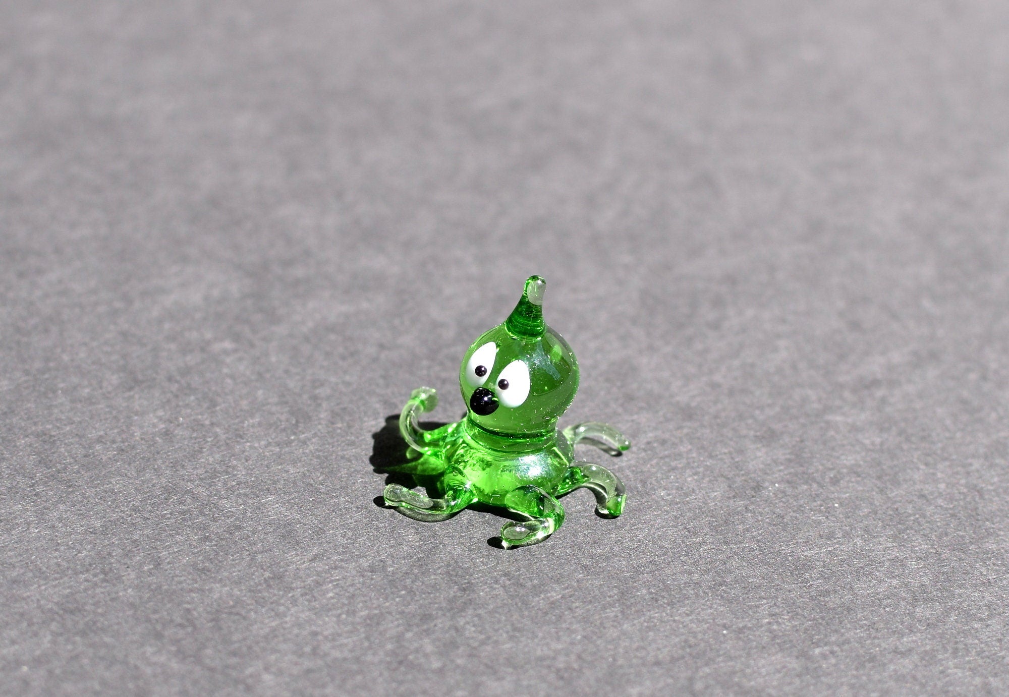 Mini Green Glass Octopus Figurine: Handmade Ocean Keepsake