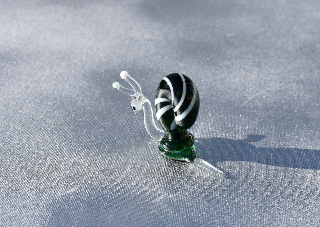 Emerald Green Glass Snail Figurine: Flame Work Sculpture, Whimsical Art