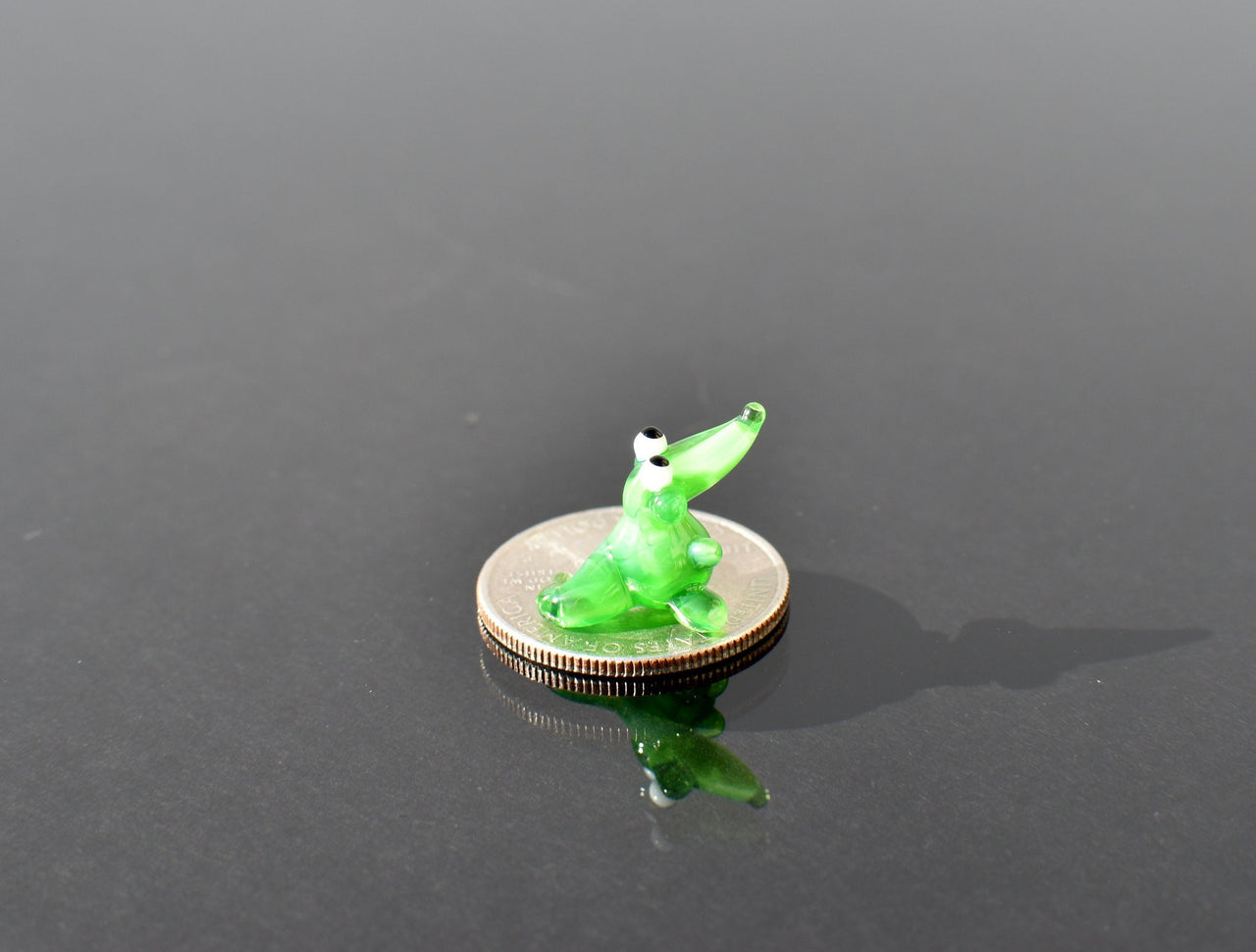 Mini Glass Alligator Figurine: Hand-Blown Collectible Desk Decor