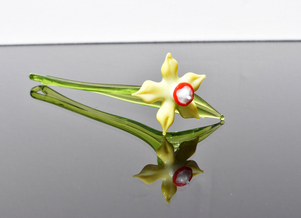 Handmade Light Yellow Glass Daffodil Flower Sculpture (7.5 inch)