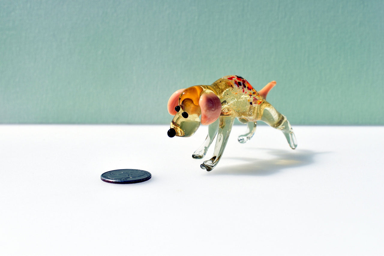Hunting dog. Detailed realistic figurine with a lot of personality.  Excellent addition to  glass  collection.