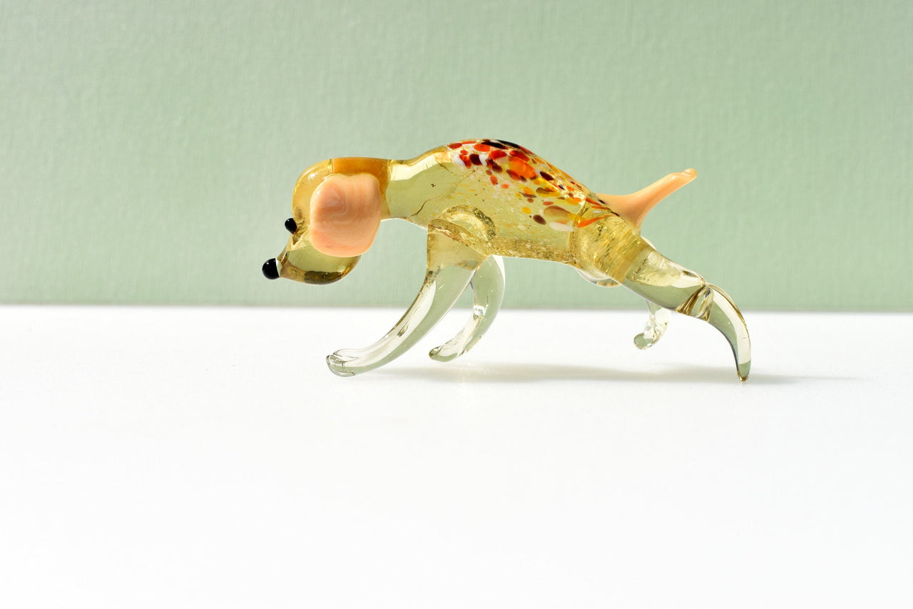 Hunting dog. Detailed realistic figurine with a lot of personality.  Excellent addition to  glass  collection.