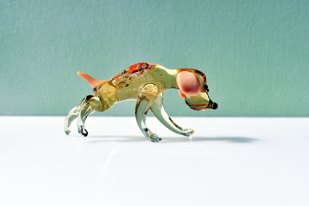 Hunting dog. Detailed realistic figurine with a lot of personality.  Excellent addition to  glass  collection.