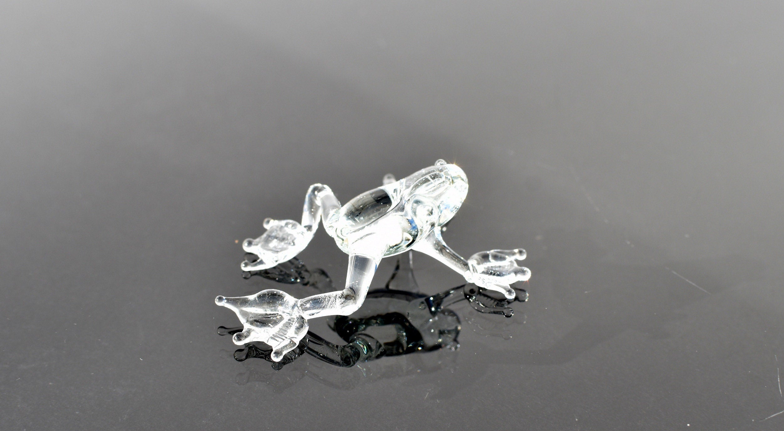 Clear Glass Frog Figurine – Hand Blown Miniature Animal Sculpture – Unique Amphibian Gift
