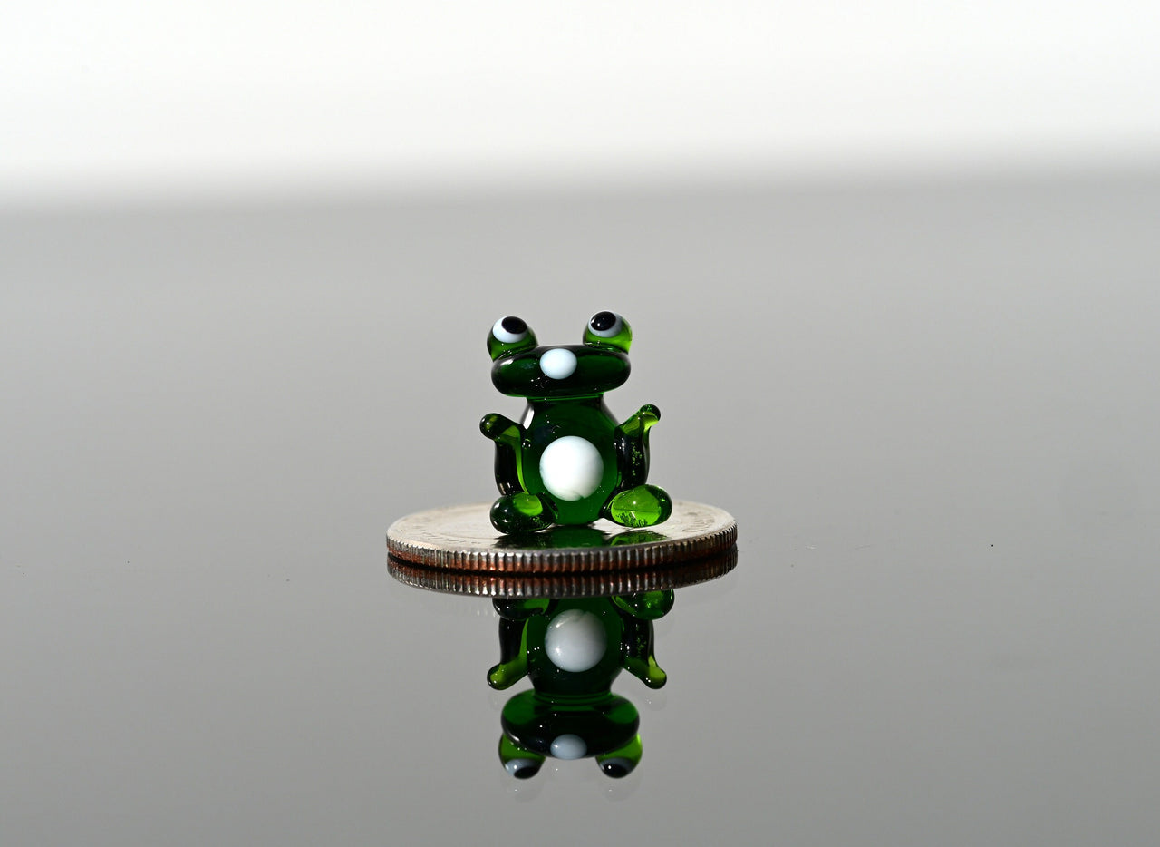 Tiny Glass Frog Figurine: Miniature Collectible Sculpture