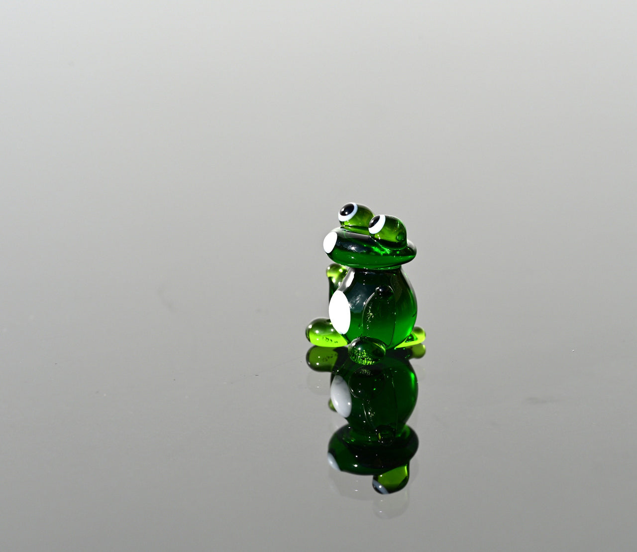 Tiny Glass Frog Figurine: Miniature Collectible Sculpture