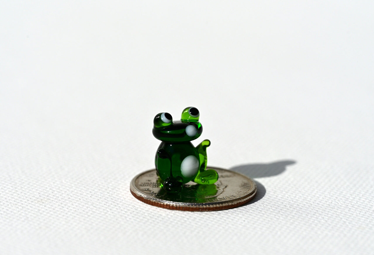 Tiny Glass Frog Figurine: Miniature Collectible Sculpture
