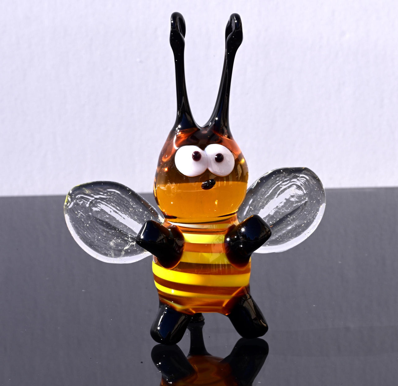 Art glass hand-blown bumble bee figurine with a lot of character and personality. Excellent addition to your glass menagerie collection.