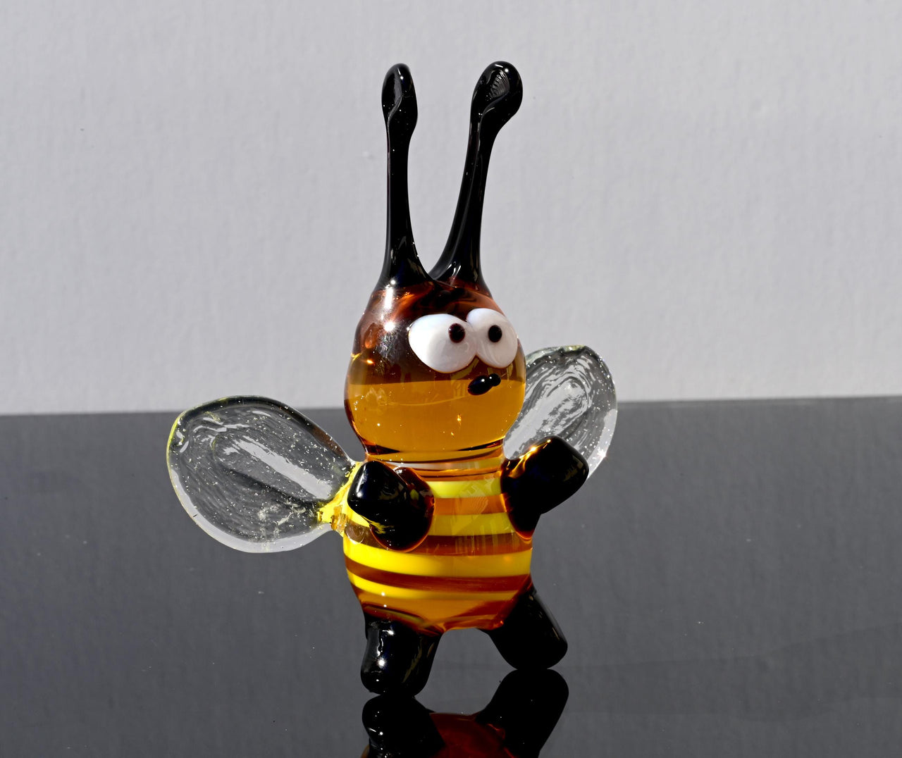 Art glass hand-blown bumble bee figurine with a lot of character and personality. Excellent addition to your glass menagerie collection.