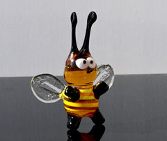 Art glass hand-blown bumble bee figurine with a lot of character and personality. Excellent addition to your glass menagerie collection.