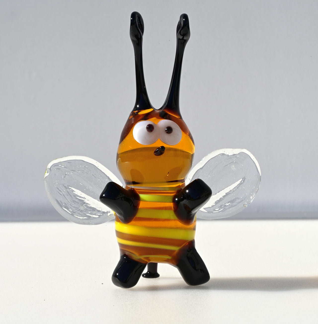 Art glass hand-blown bumble bee figurine with a lot of character and personality. Excellent addition to your glass menagerie collection.