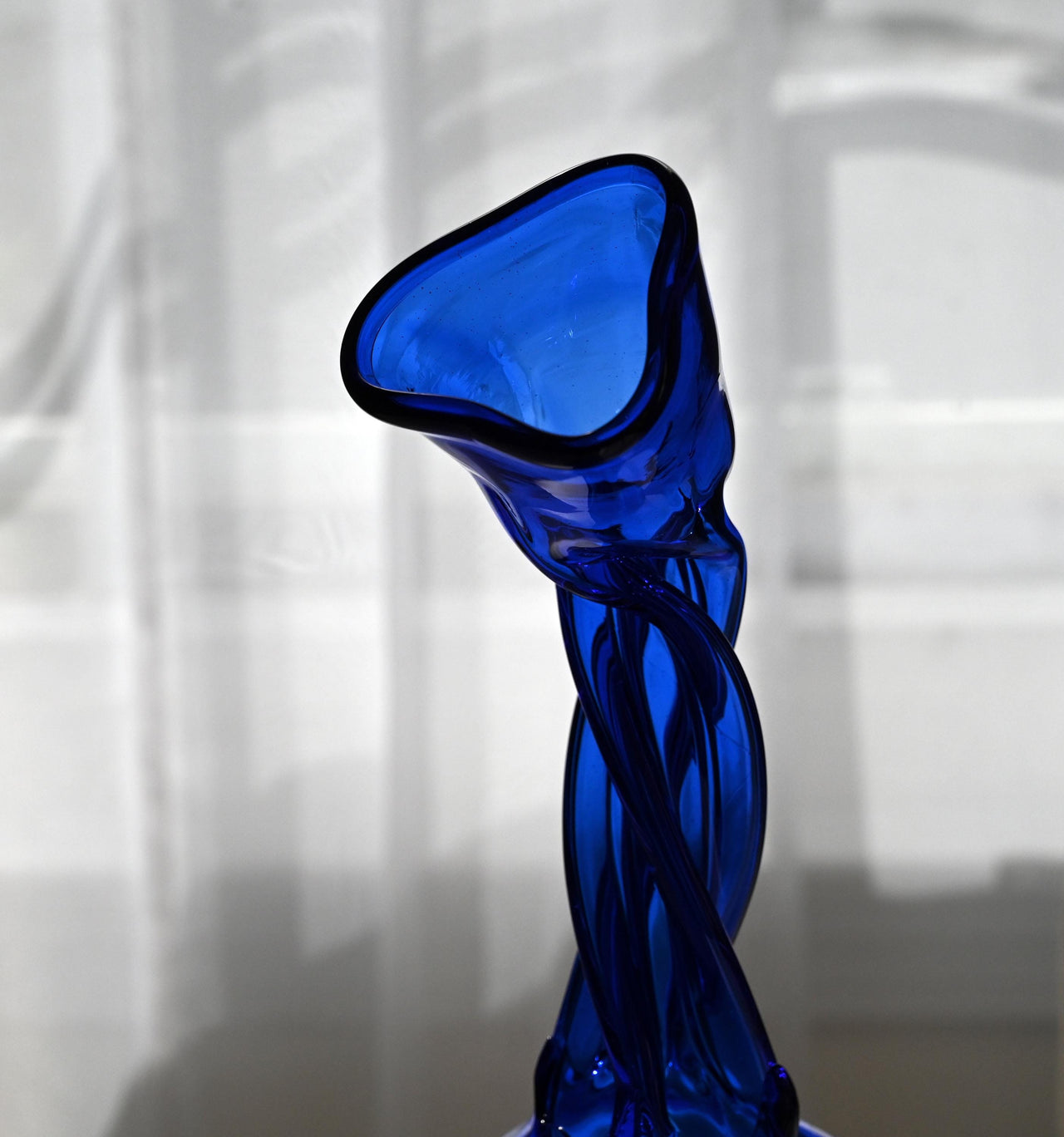 Central Piece Handblown Cobalt Art Glass Blue Vase: Elegant Twisted Design.