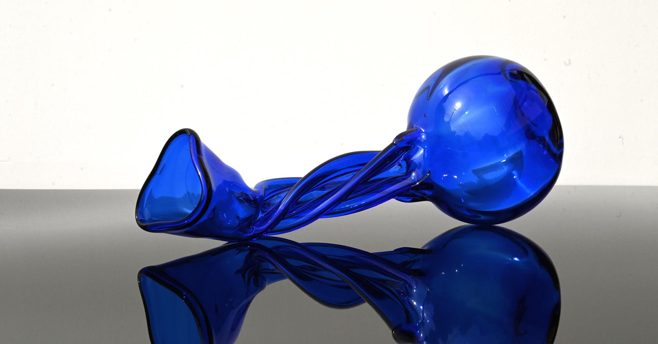 Central Piece Handblown Cobalt Art Glass Blue Vase: Elegant Twisted Design.