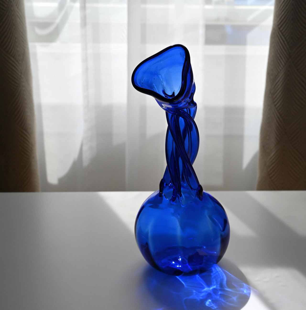 Central Piece Handblown Cobalt Art Glass Blue Vase: Elegant Twisted Design.