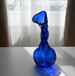 Central Piece Handblown Cobalt Art Glass Blue Vase: Elegant Twisted Design.