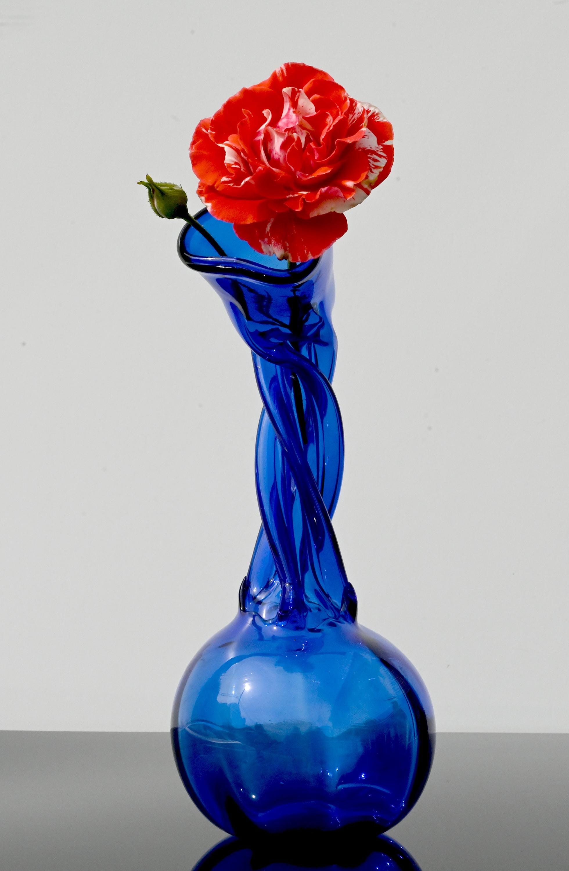 Central Piece Handblown Cobalt Art Glass Blue Vase: Elegant Twisted Design.
