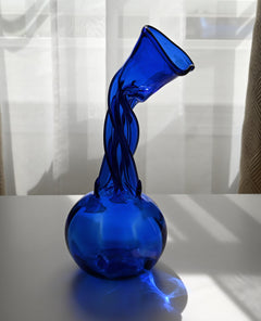 Central Piece Handblown Cobalt Art Glass Blue Vase: Elegant Twisted Design.