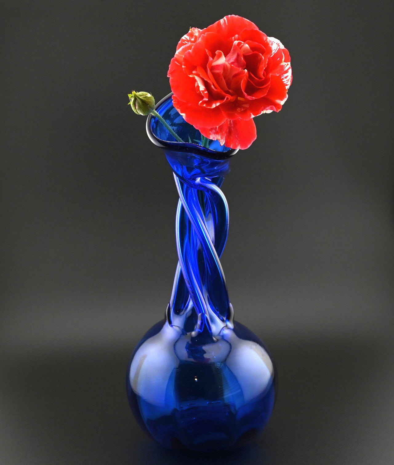 Central Piece Handblown Cobalt Art Glass Blue Vase: Elegant Twisted Design.