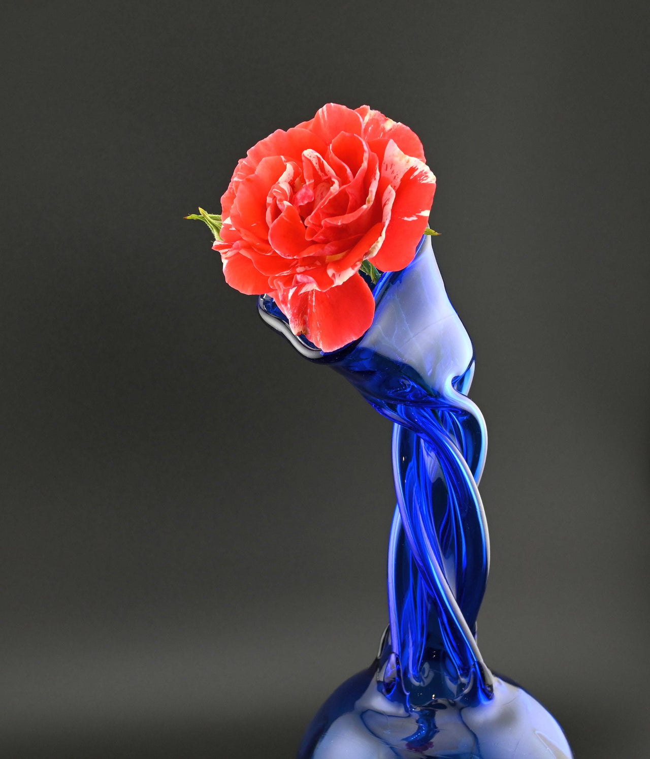 Central Piece Handblown Cobalt Art Glass Blue Vase: Elegant Twisted Design.